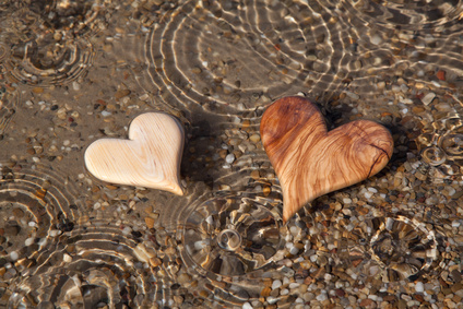 Treibende Herzen im Wasser